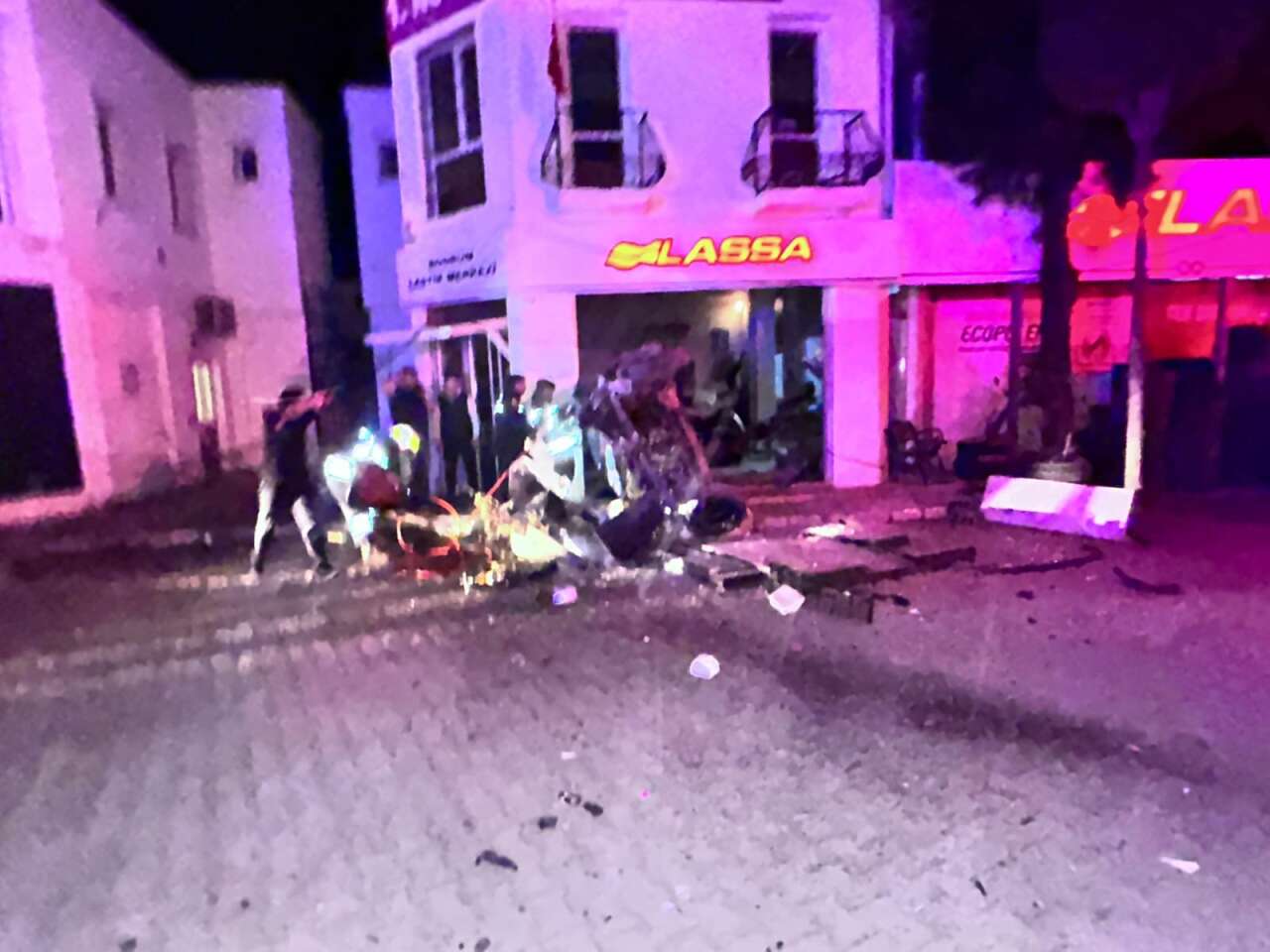 Muğla’da Otomobil Dükkâna Girdi: 3 Kişi Araçta Sıkıştı 3